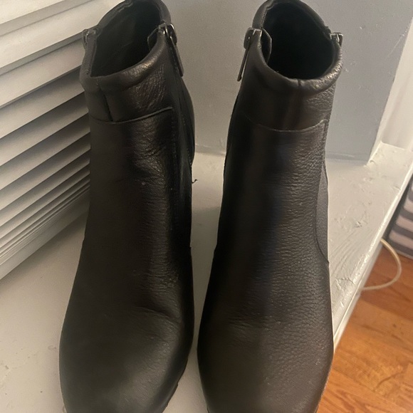 give your outfit a lift with its wedge, soft suede and cushioned footbed. - Picture 3 of 5